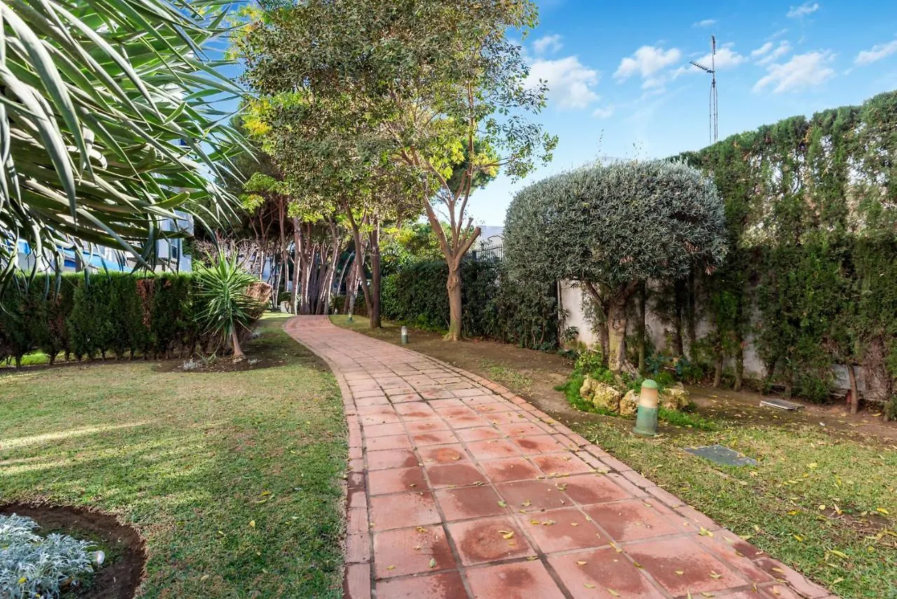Modern Apartment - 2 Bedrooms, Beachside - Puerto Banus Marbella Hiszpania